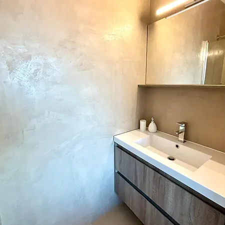 De Standing Miomo Santa-Maria-di-Lota